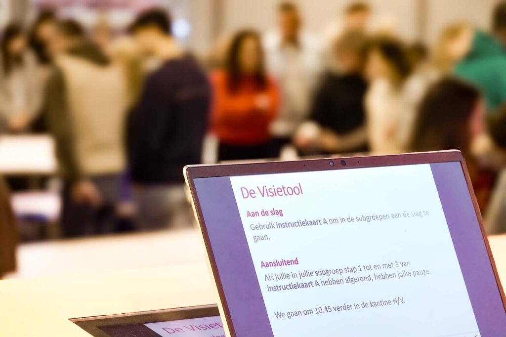 Laptop met de Visietool tijdens een werksessie over onderwijsvisie en schoolplanontwikkeling.