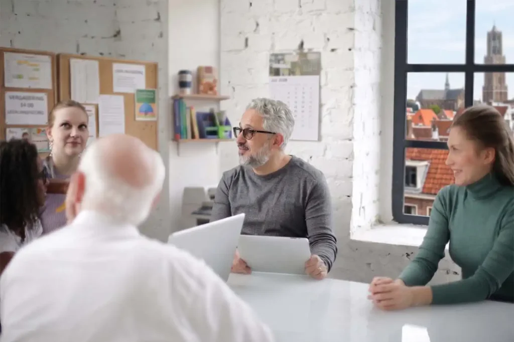 Bestuurder in gesprek met zijn team over de koers van het schoolplan