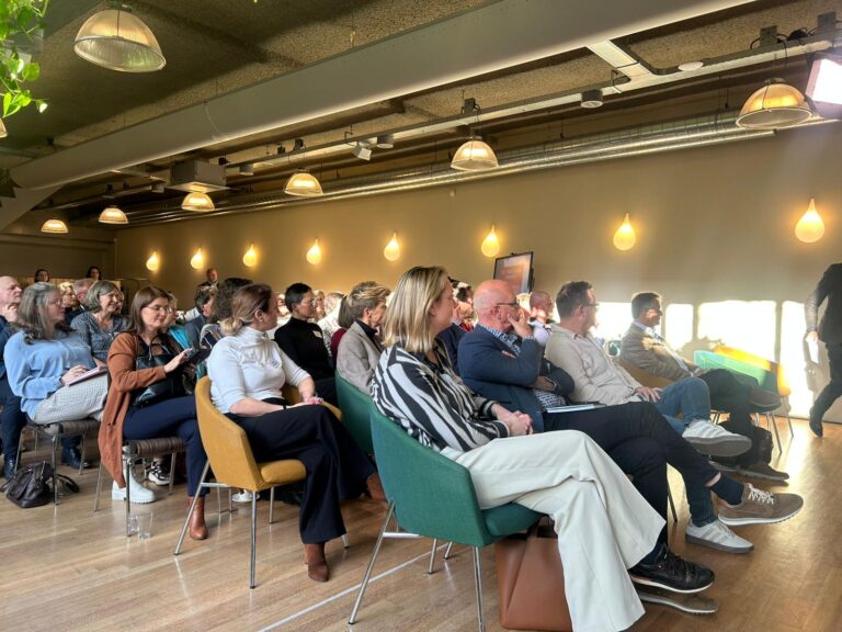 Deelnemers luisteren naar de keynote op het Frank Lambriks Symposium 2025