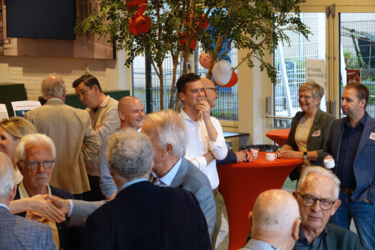 Netwerken aan statafels tijdens het Frank Lambriks Symposium 2026